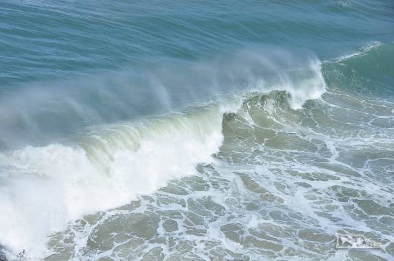 Grandes ondas na praia da Lagoinha do Leste, na costa sul de Florianópolis, em Santa Catarina